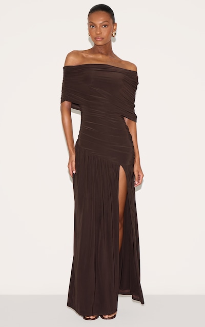 Robe longue moulante marron chocolat froncée à col bardot superposé et épaule unique