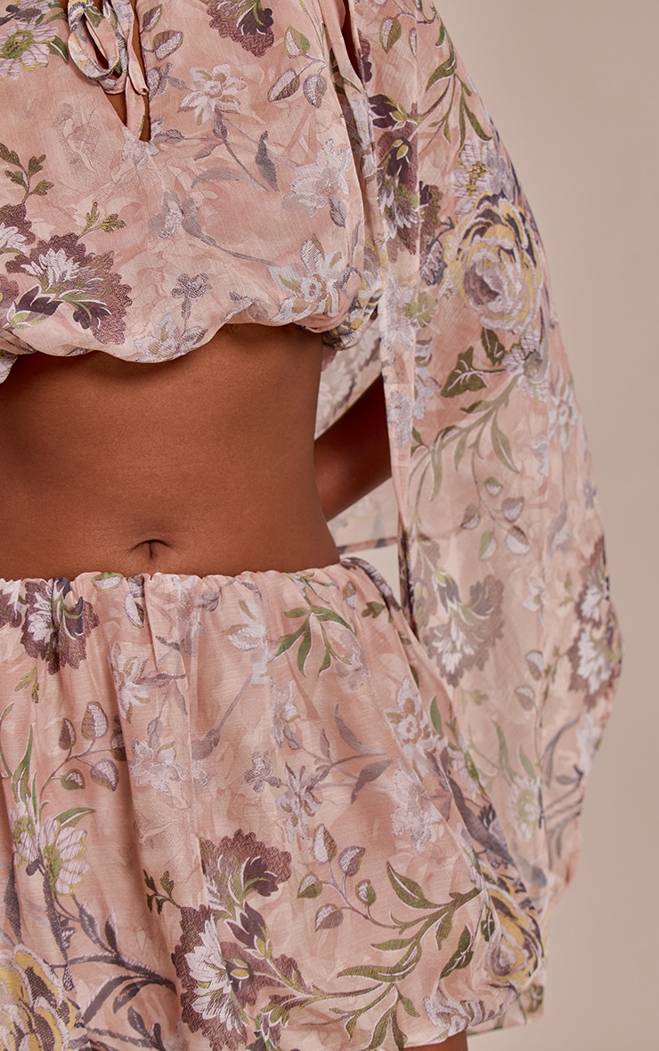 Crop top en mousseline de soie rose fleurie à manches ballon et détail cape image 4