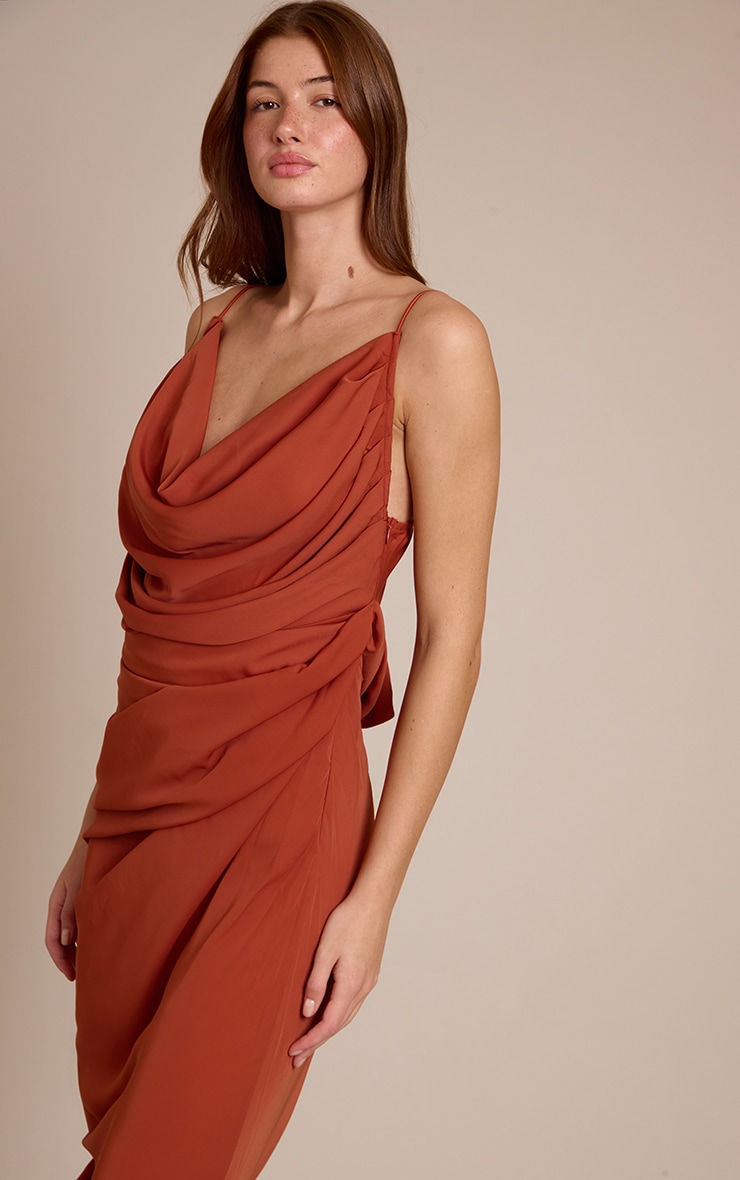 Robe mi-longue en mousseline de soie drapée orange brûlé à découpe image 4