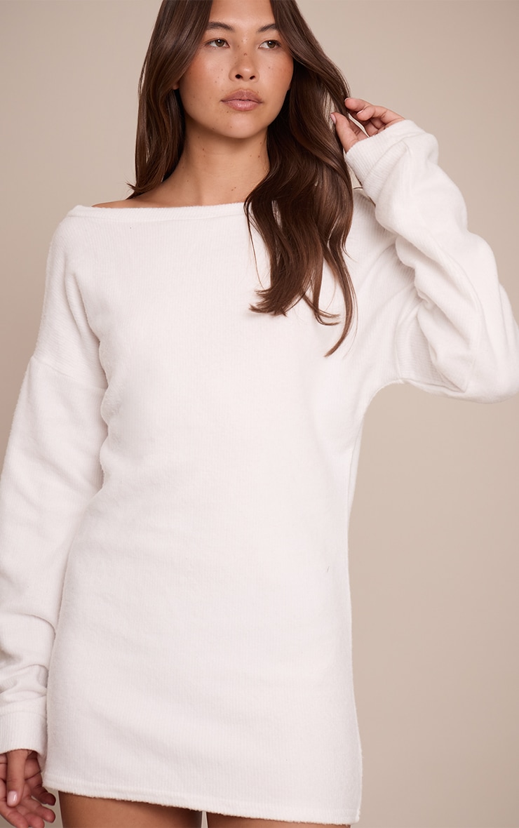 Mini robe brossée crème à dos en V et manches longues