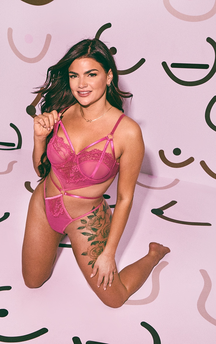PRETTYLITTLETHING X CoppaFeel! - Body en mesh rose vif à harnais et bonnets dentelle