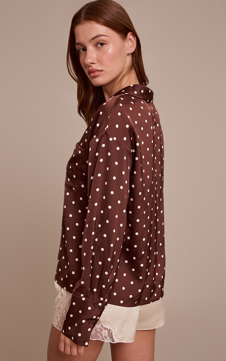 Chemise satinée chocolat à pois et manches longues image 2