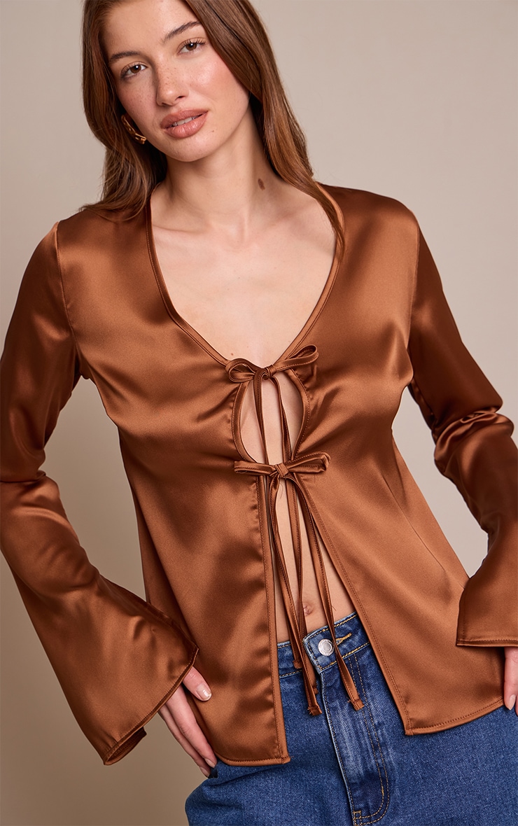 Top satiné marron noué devant à manches longues image 4