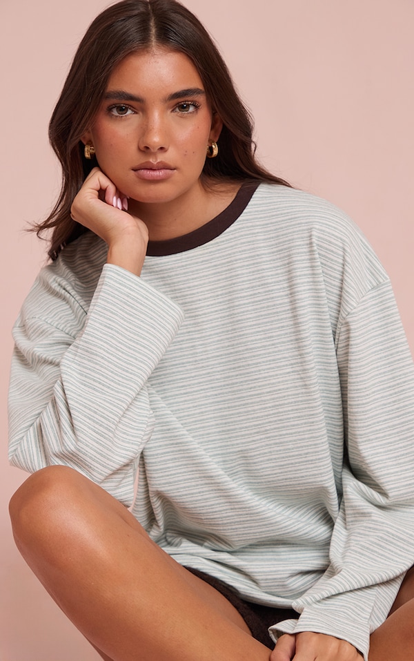 T-shirt en coton vert sauge rayé à épaules carrées et manches longues