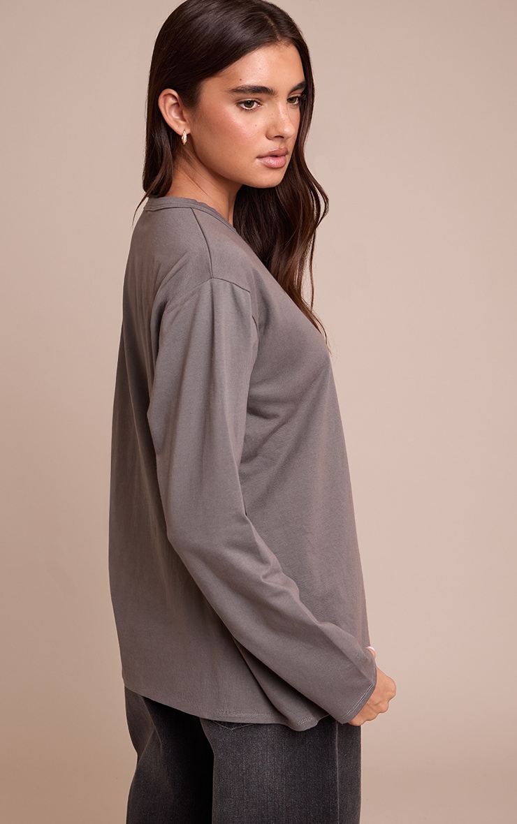 T-shirt oversize basique en coton gris anthracite à manches longues image 2