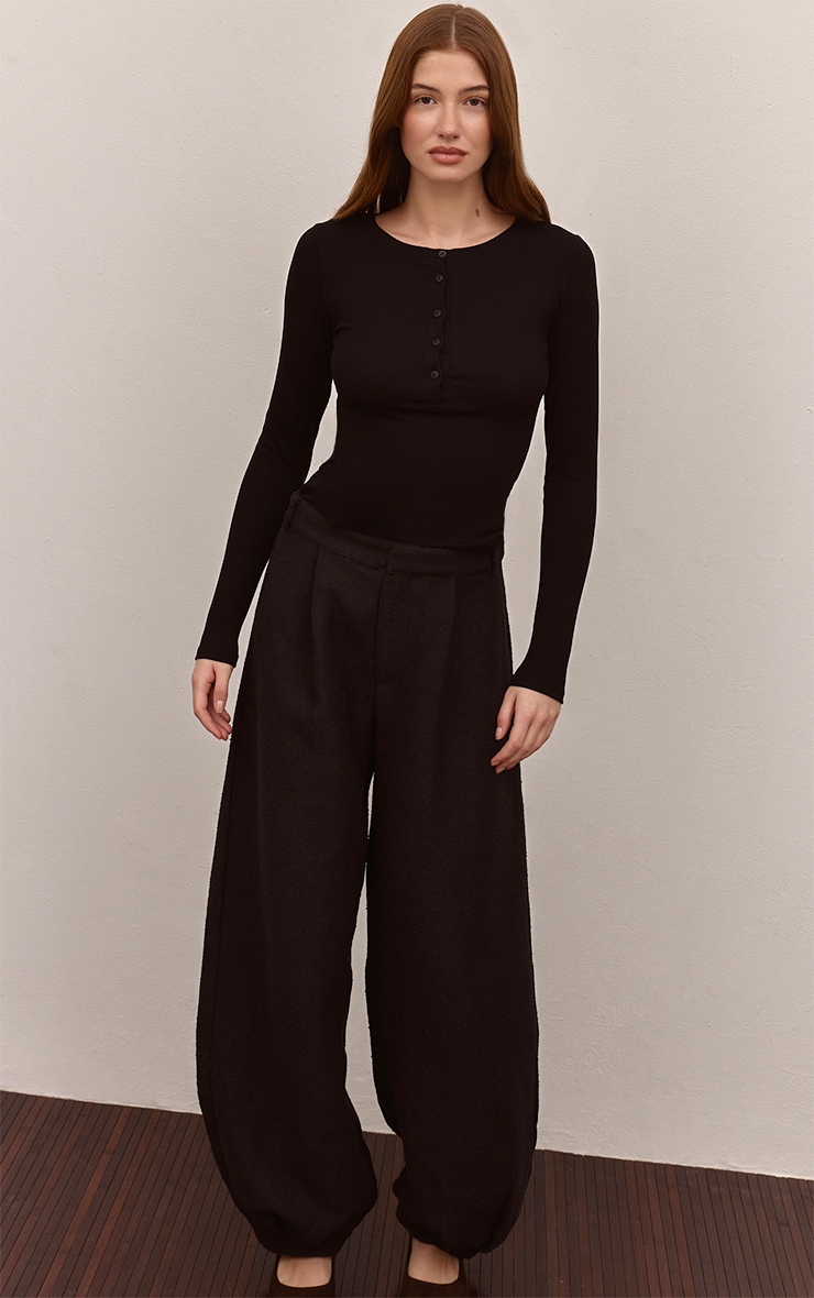Top ajusté côtelé doux noir à manches longues et boutons image 3