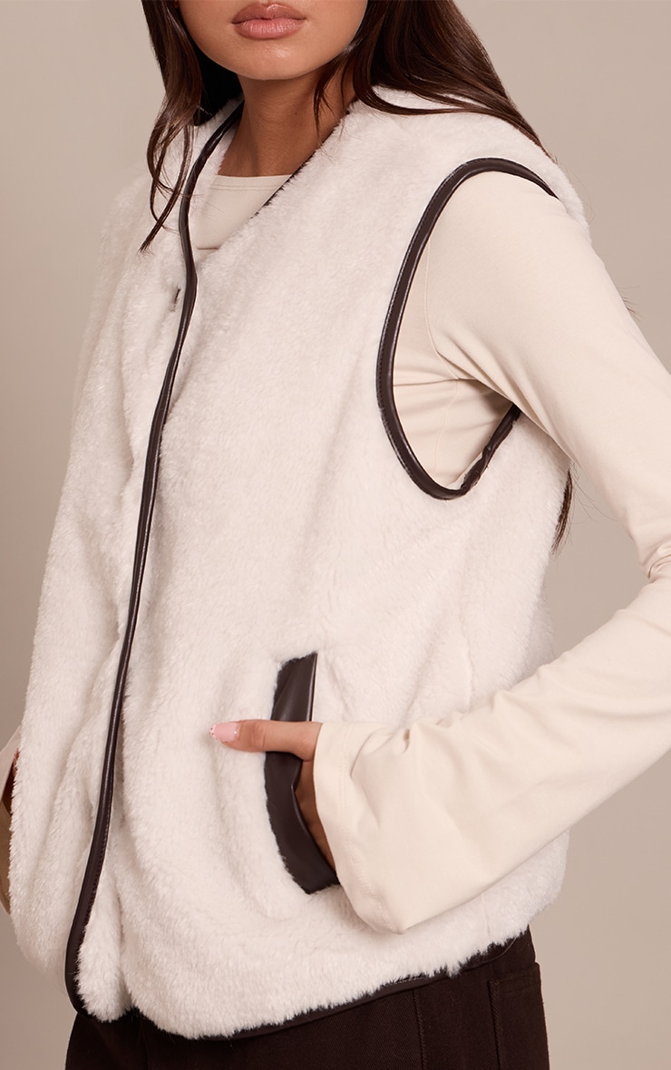 Gilet en imitation mouton crème à brodures en PU image 4