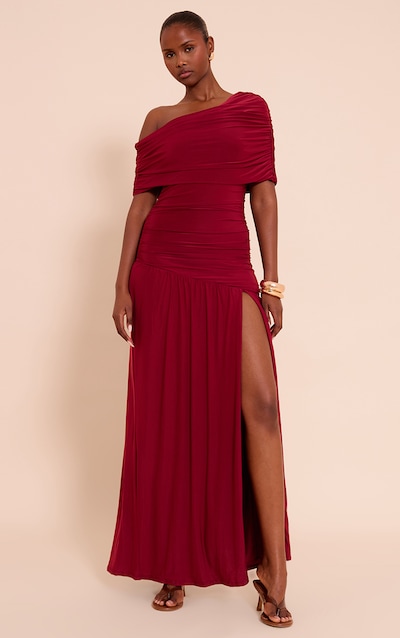 Robe mi-longue Bordeaux fluide à double épaisseur, à col Bardot asymétrique et froncée.