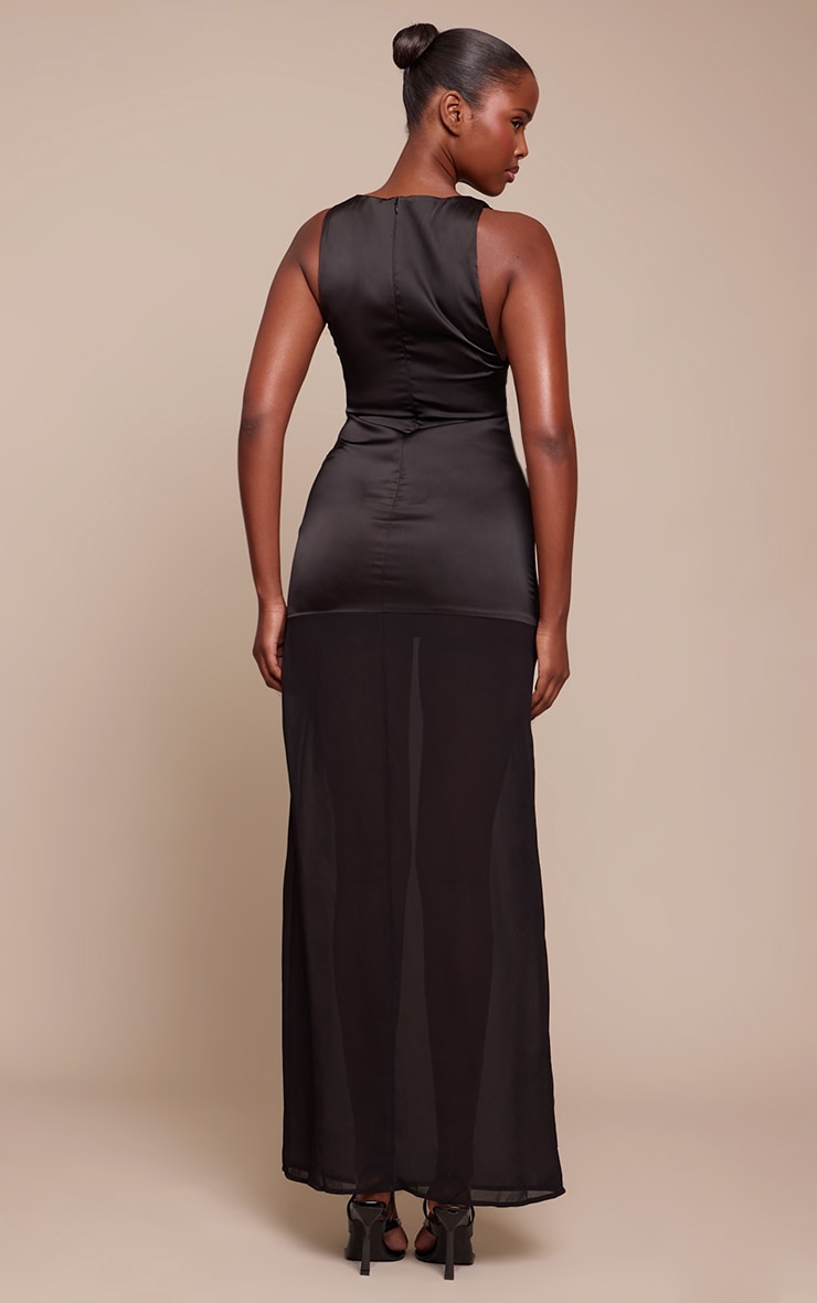 Robe mi-longue noire en matière satinée à col bateau avec détail en mousseline de soie. image 2