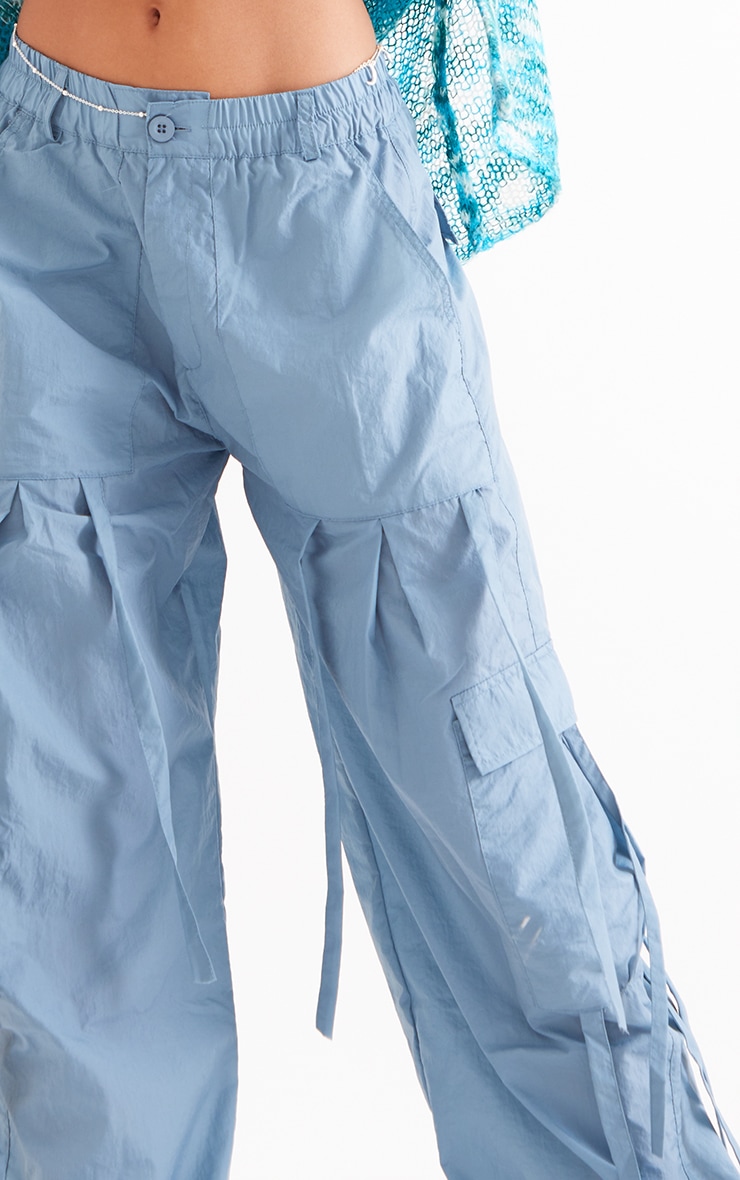 Pantalon cargo style parachute en nylon gris à poches PrettyLittleThing FR