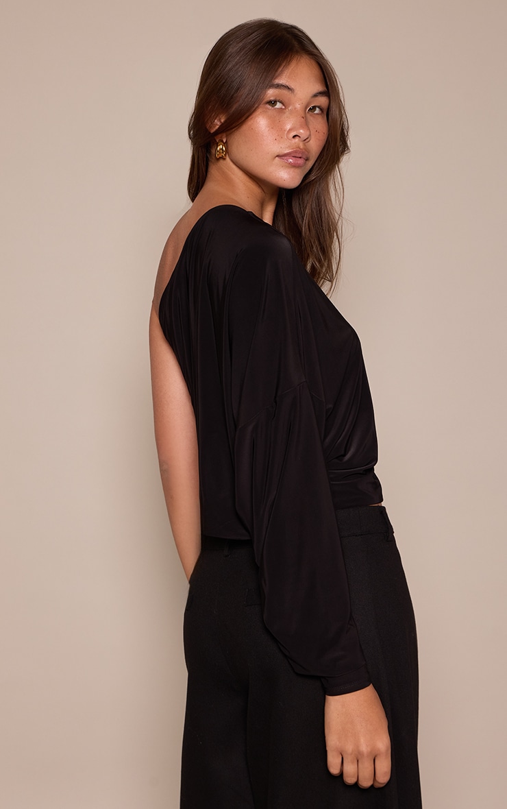 Top ample moulant noir à épaule unique image 2