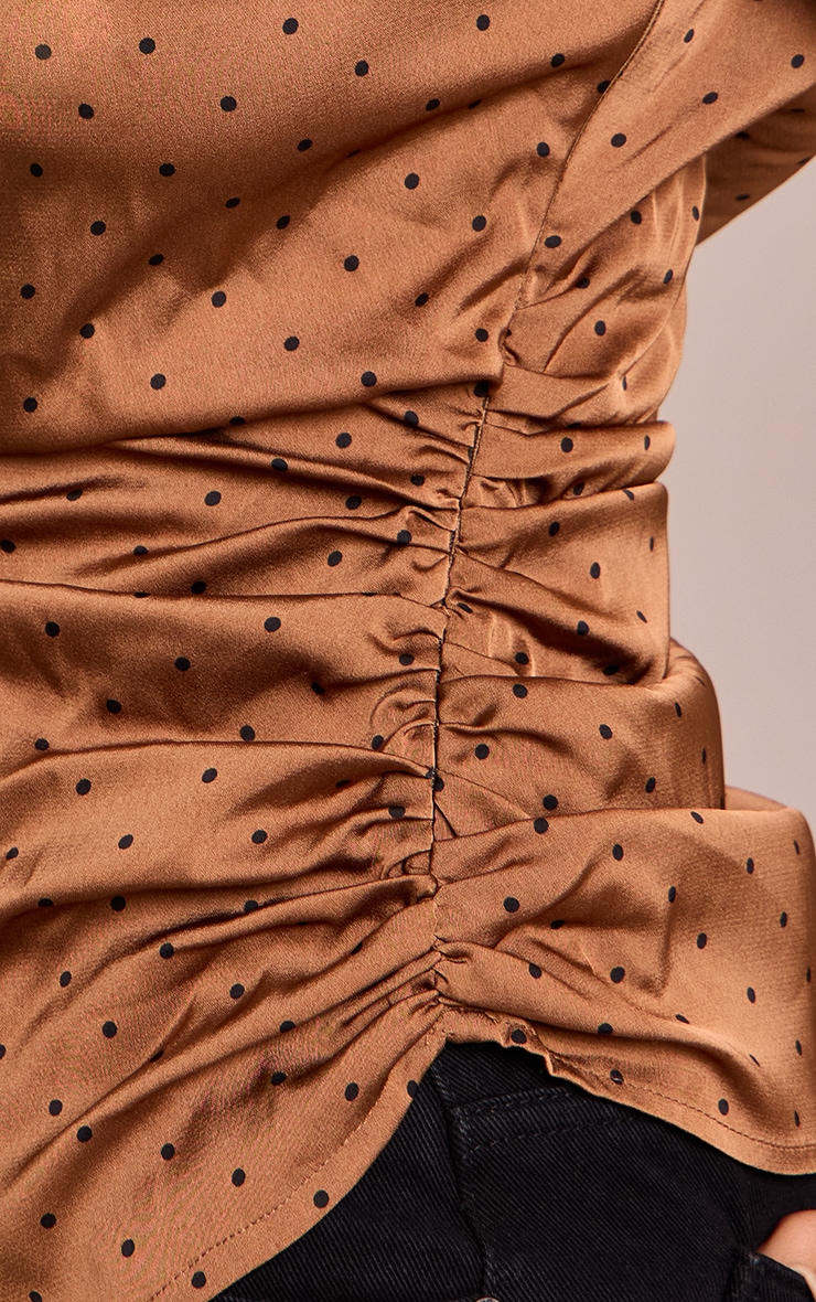 Petite Top asymétrique satiné chocolat à pois image 4