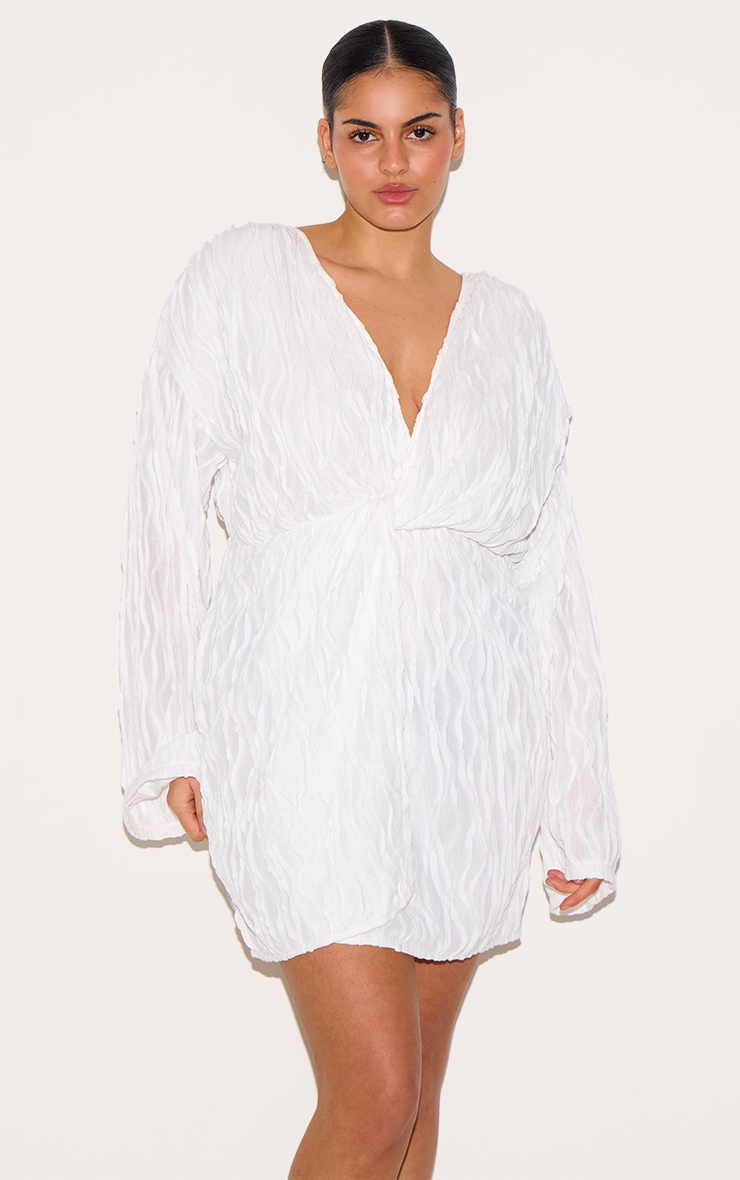 Plus Robe texturée blanche à devant portefeuille image 1