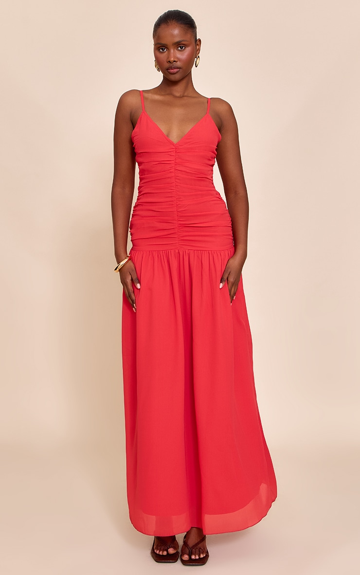 Robe longue en mousseline de soie rouge froncée à taille tombante image 2