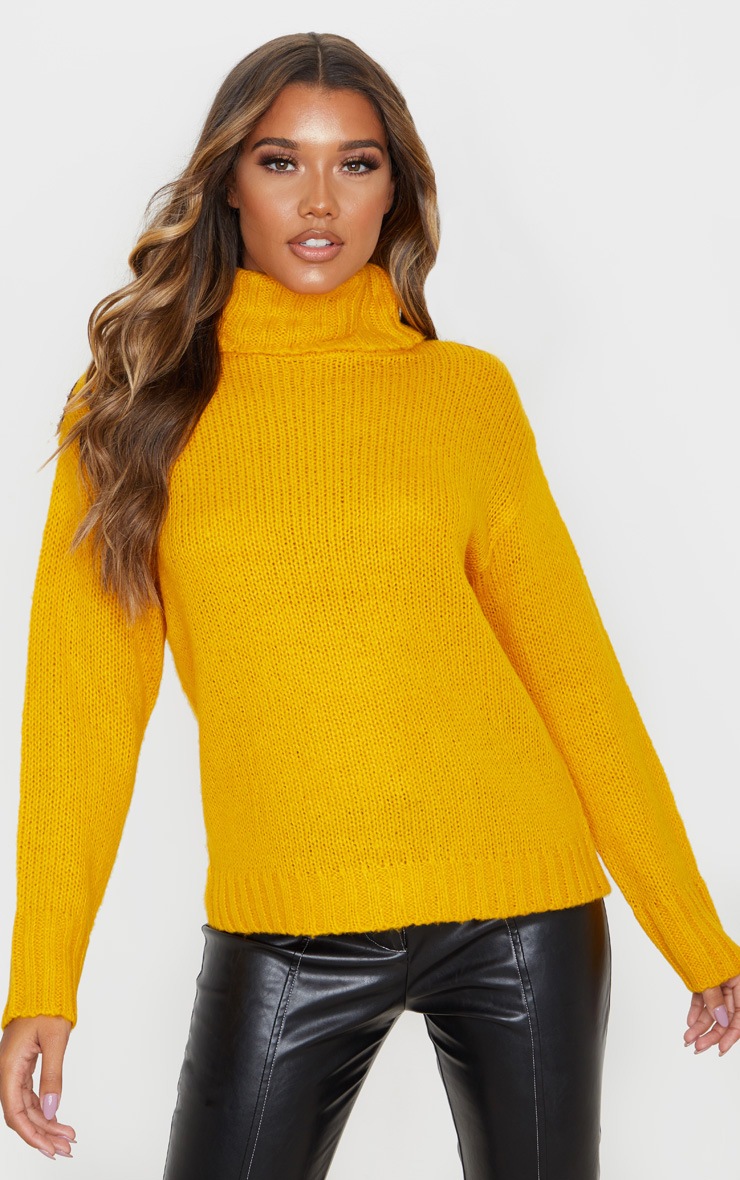 Pull en grosse maille moutarde à col roulé