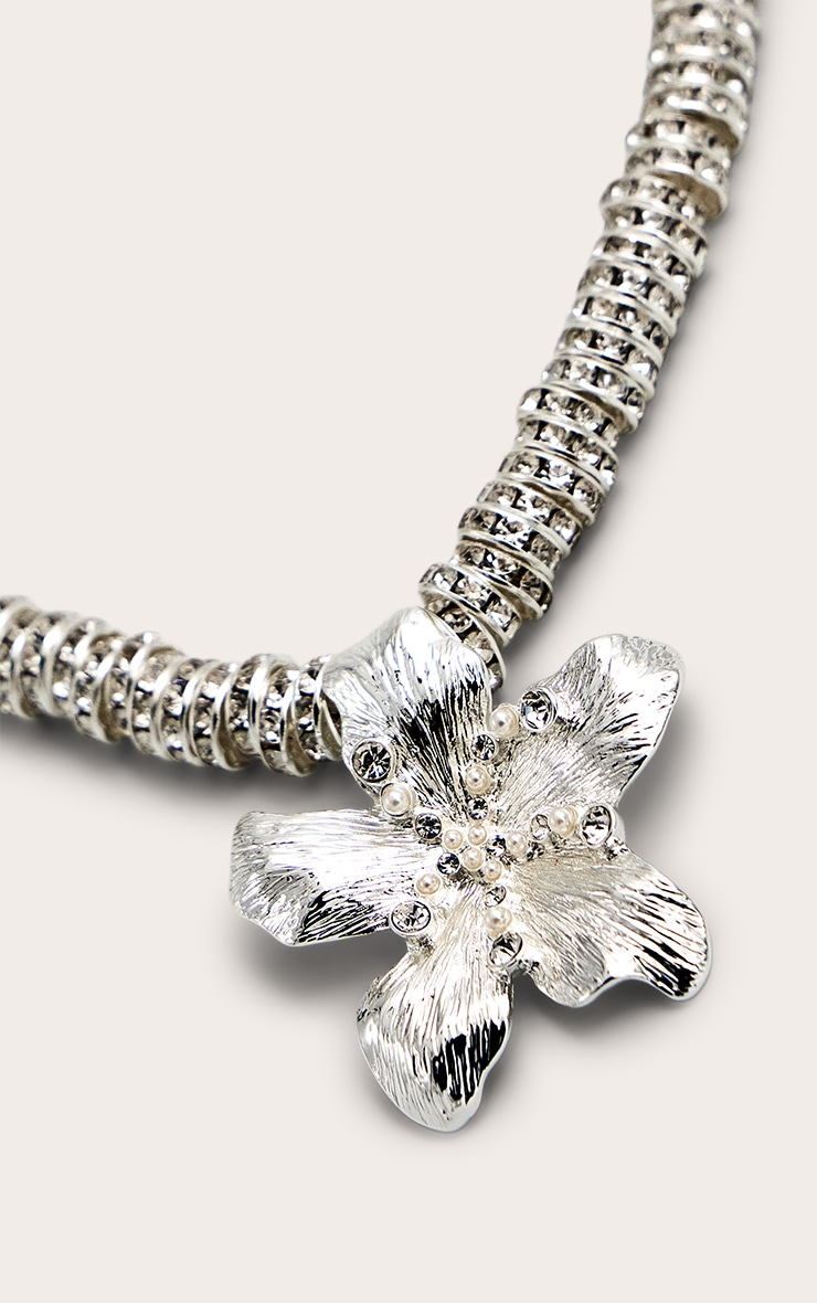 Collier argenté à fleur imposante image 3