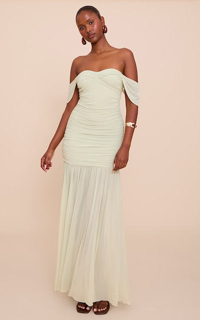 Robe longue en mesh vert sauge froncée à col bardot