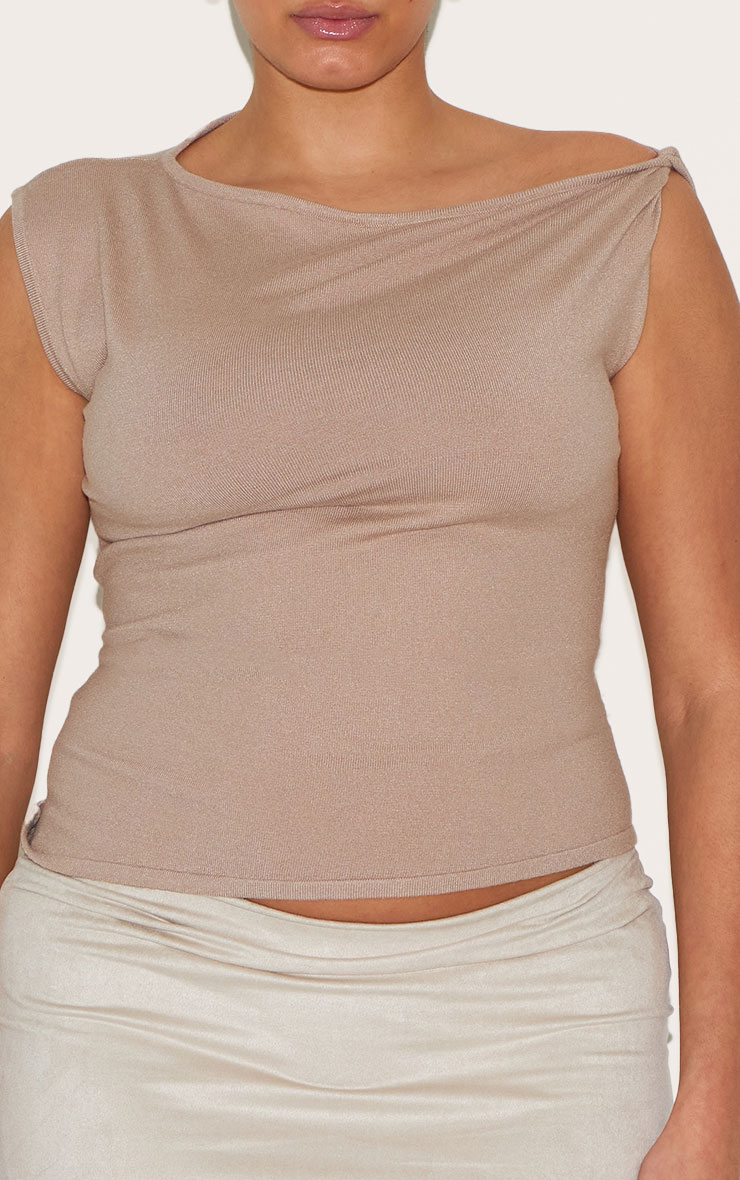 Plus Débardeur basique asymétrique en maille tricot taupe à détail torsadé image 4