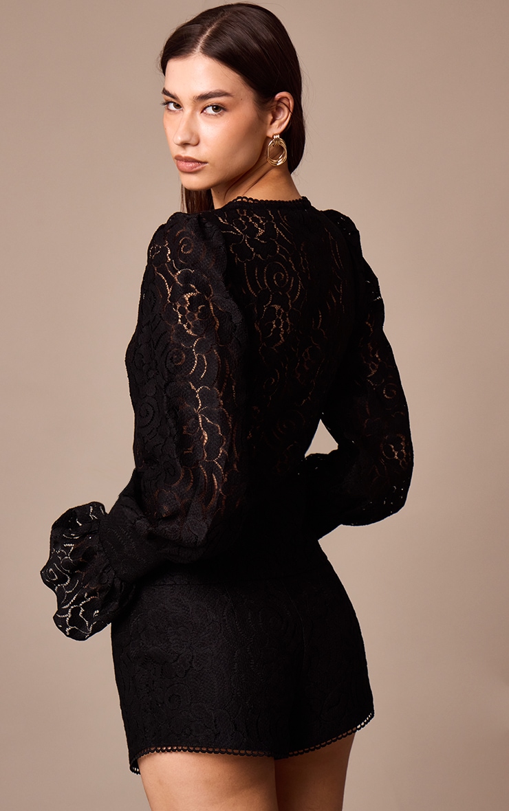 Blouse en dentelle noire transparente à décolleté et manches bouffantes image 2
