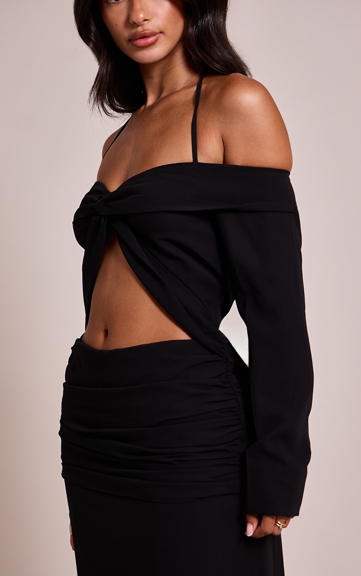 Petite Robe longue noire à manches longues et découpe image 4