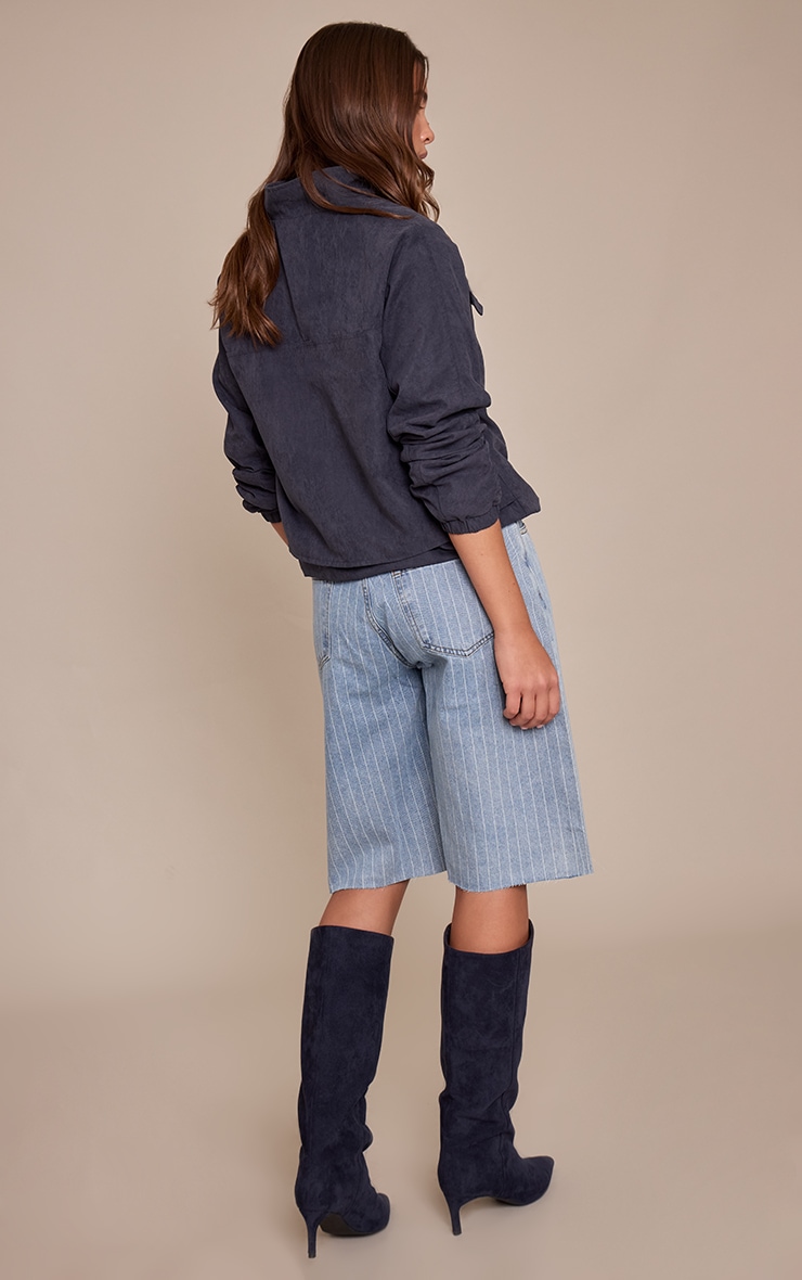 Short long en jean bleu clair à fines rayures image 3