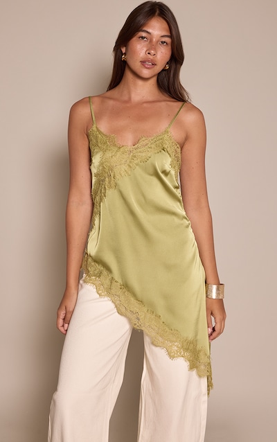 Top long asymétrique satiné vert à détails en dentelle