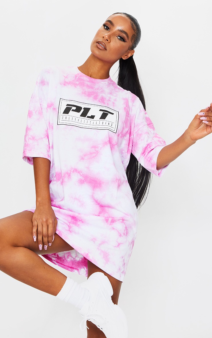 PRETTYLITTLETHING - Robe tee-shirt oversize violette tie & dye à logo