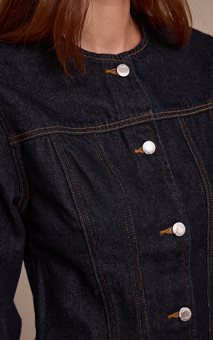 Veste cintrée en jean indigo foncé délavé à coutures structurantes et manches longues image 4