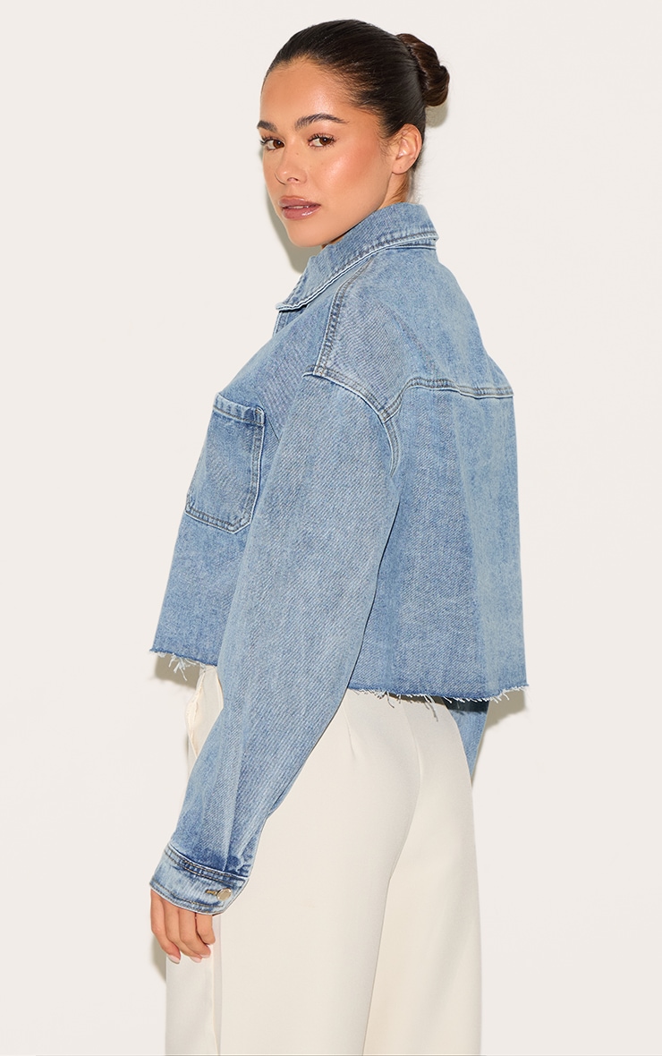 Chemise courte en jean bleu moyen délavé à ourlet coupé image 2