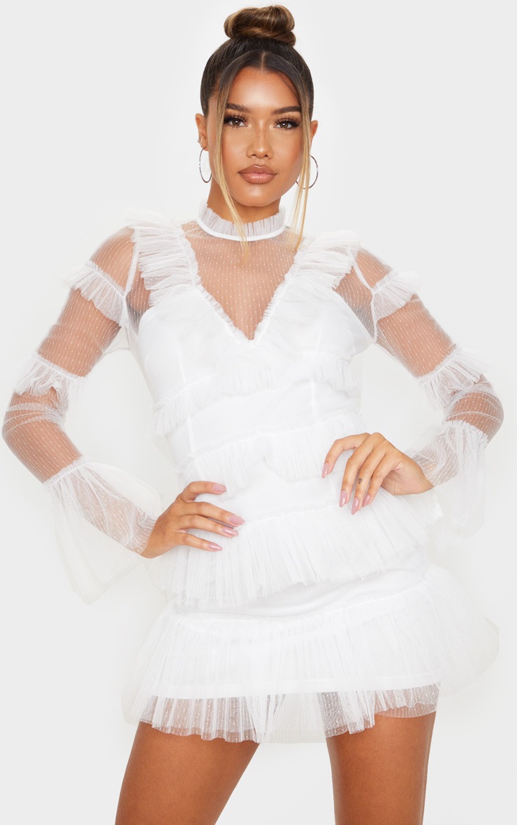 Robe moulante blanche en mesh à rangées de volants