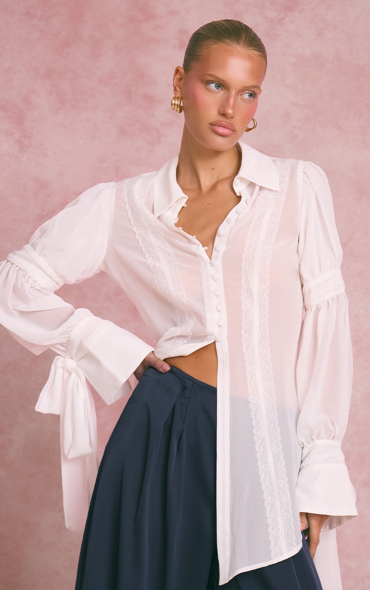 Blouse longue en mousseline de soie blanche à détails lacés image 1