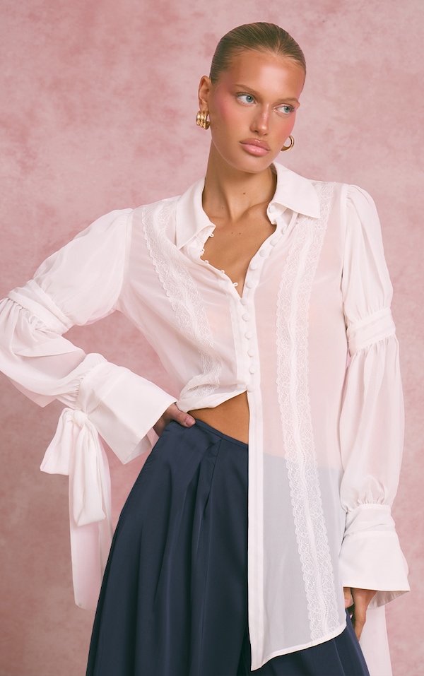 Blouse longue en mousseline de soie blanche à détails lacés