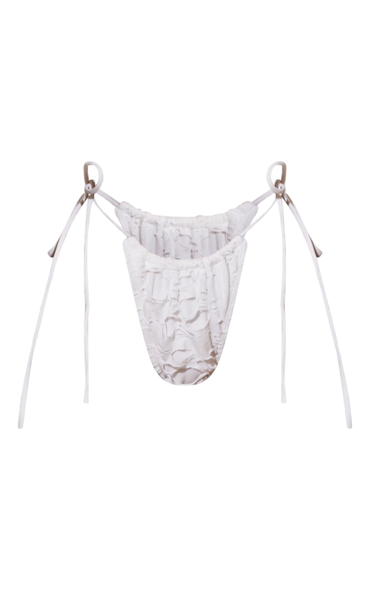 Bas de maillot de bain tanga déchiré blanc cassé PrettyLittleThing FR