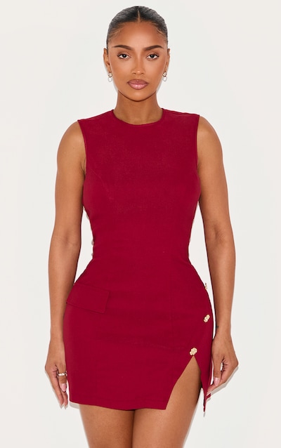 Shape Mini robe tissée stretch rouge baie fendue sur le côté à col bateau et boutons martelés