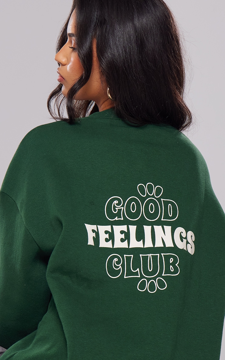 PRETTYLITTLETHING Sweat vert forêt à slogan Good Feelings Club image 4