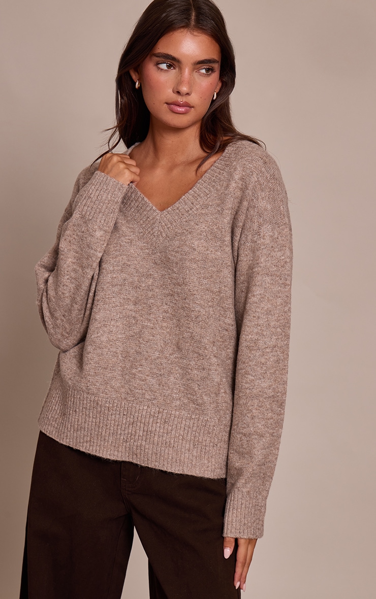 Pull en maille tricot taupe à col en V image 4