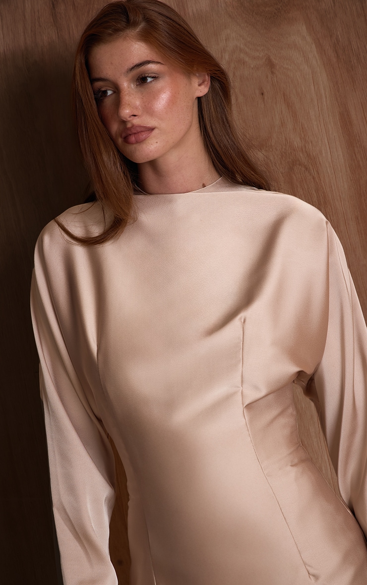 PLT Label Robe longue satinée champagne à col montant et jupe sirène en mousseline de soie image 4