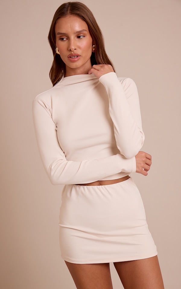 Crop top côtelé brossé crème à col montant et manches longues