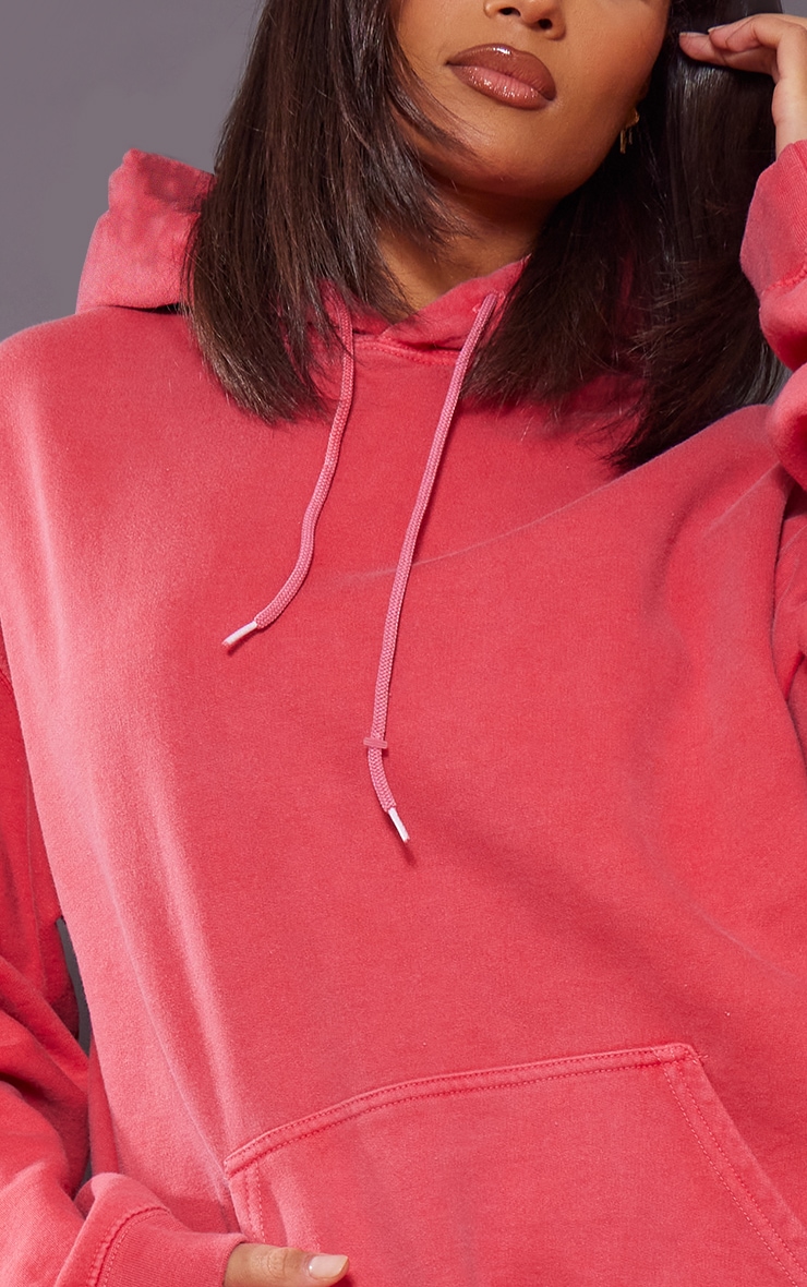 Hoodie rouge cerise imprimé boule "Pretty Little Sporty" dans le dos image 4