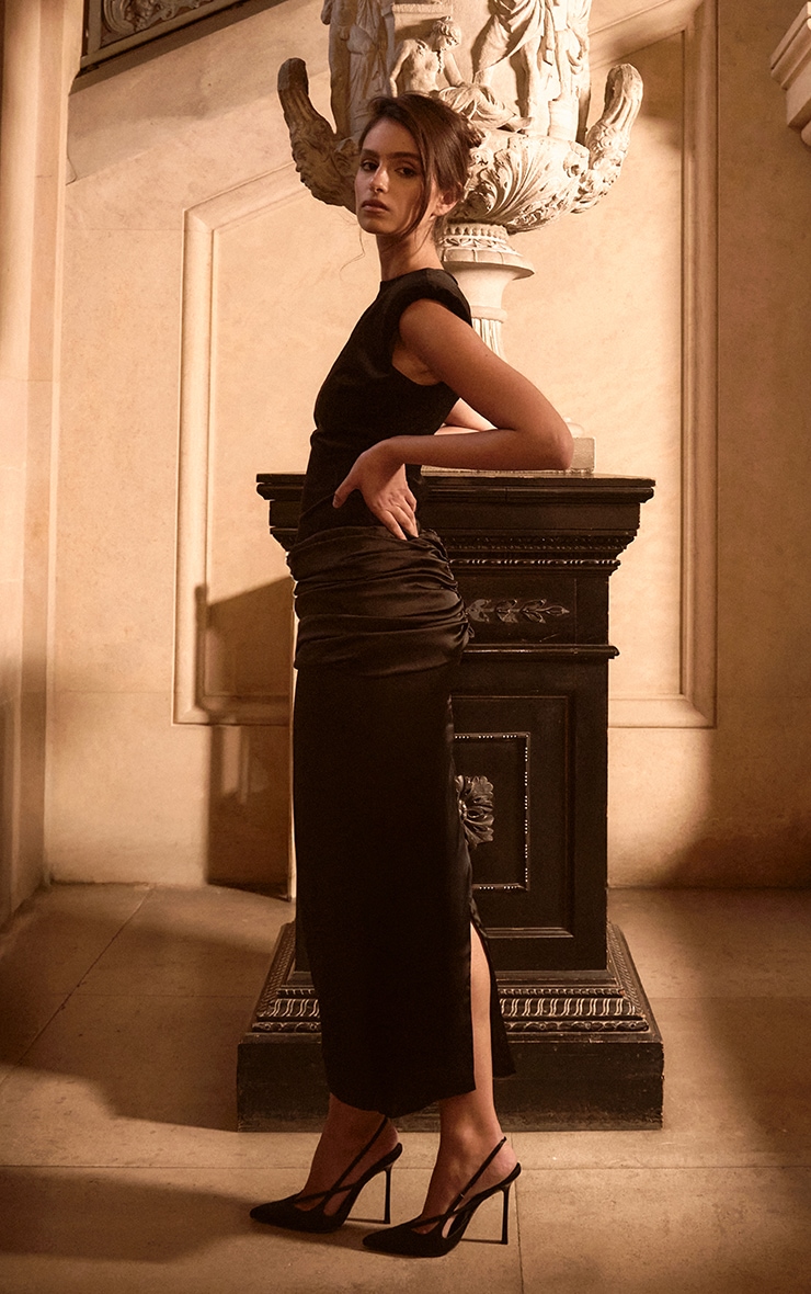 PLT Label Robe mi-longue en velours noir froncée à épaules exgérées et jupe satinée image 4