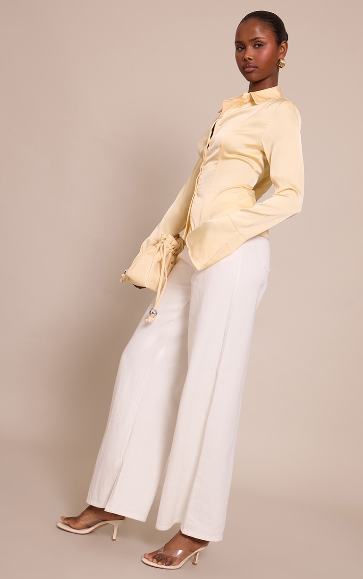 Chemise ajustée satinée jaune beurre à manches evasées image 3
