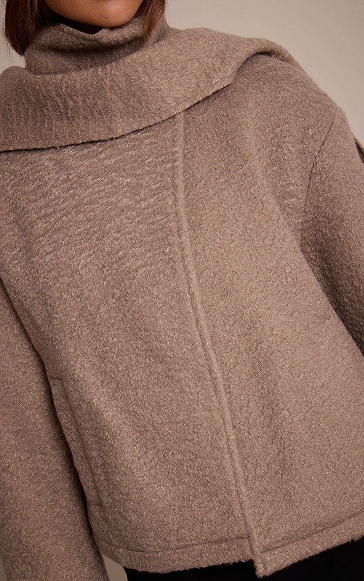 Manteau bouclé taupe à détail écharpe image 4