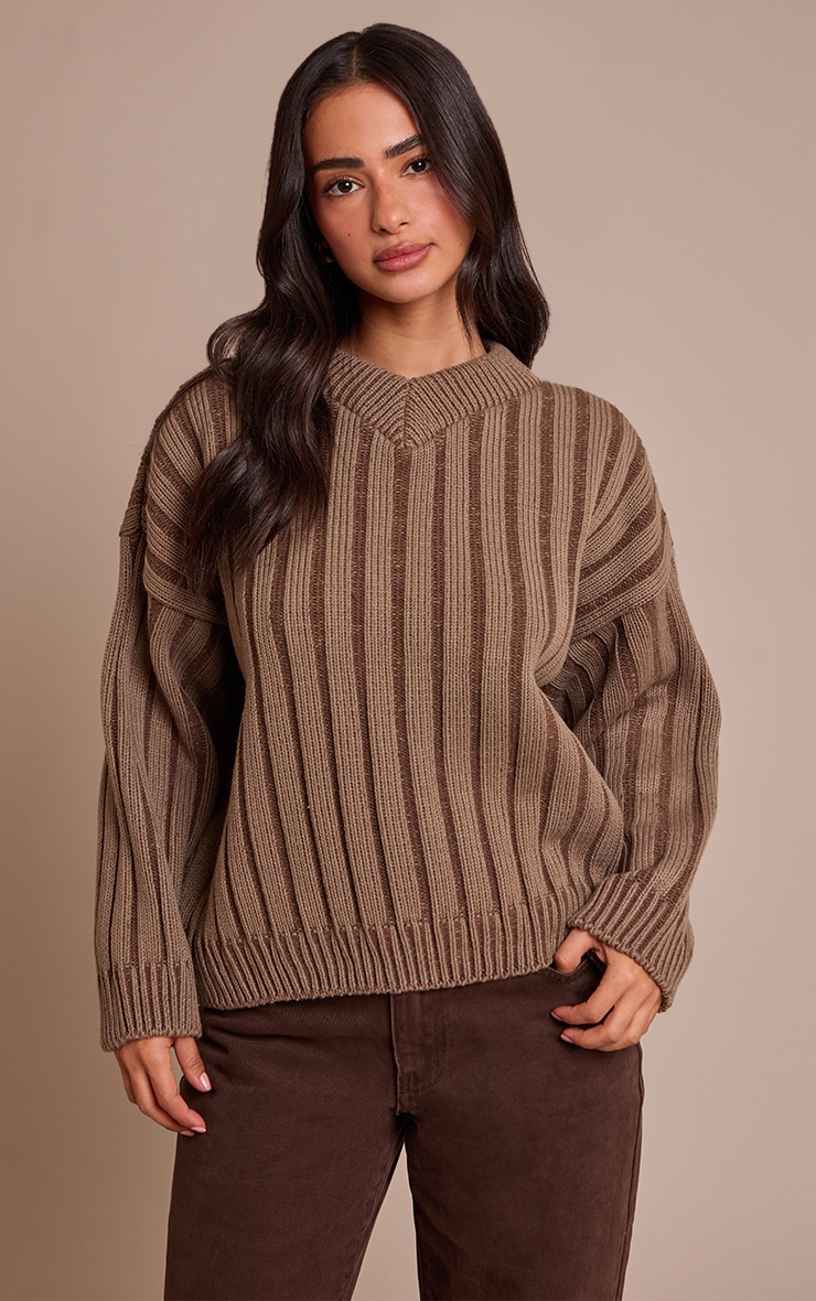 Petite Pull en maille tricot épaisse côtelée vert olive à col en V image 1