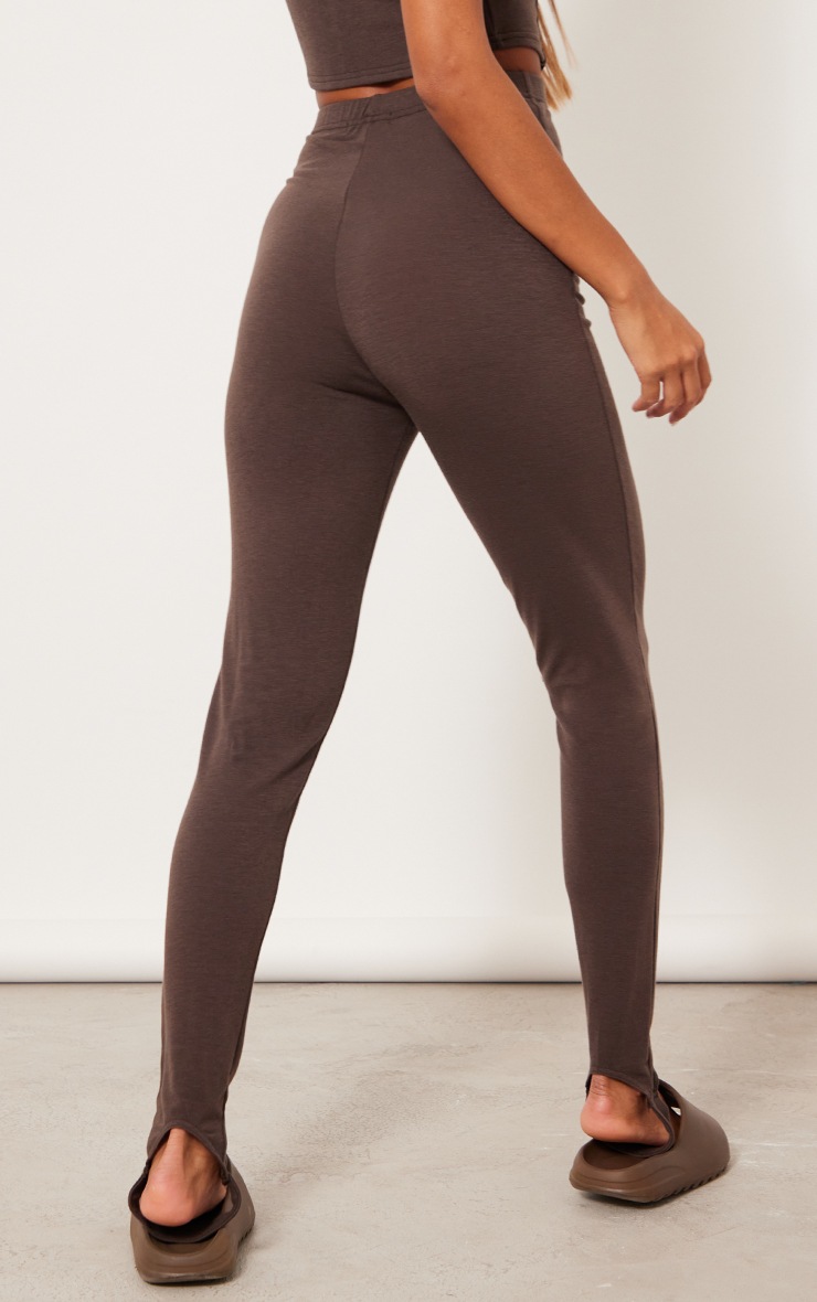 Recycle - Legging marron foncé à étriers | PrettyLittleThing FR