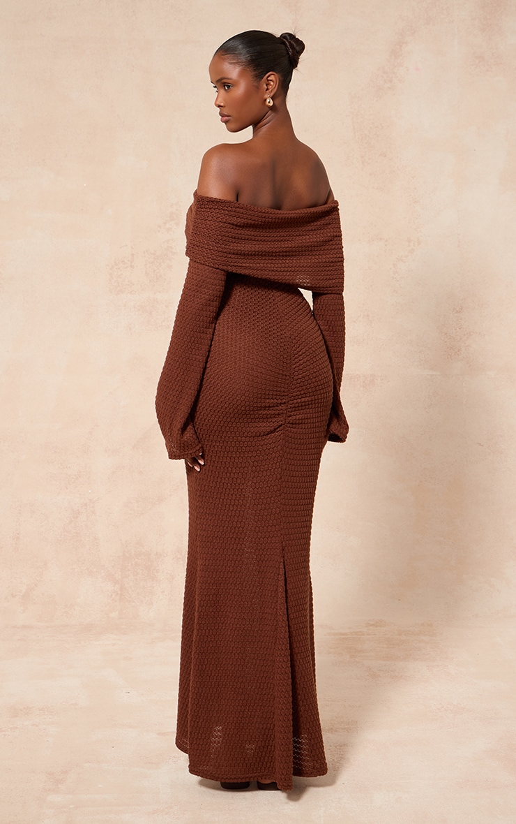 Robe longue texturée chocolat à col bardot et manches longues image 2