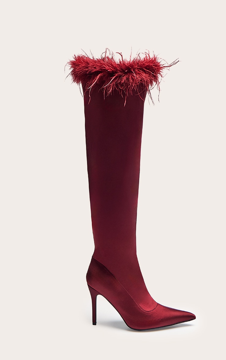 Bottes hautes satinées rouge sang à talon et bordure en plumes image 2