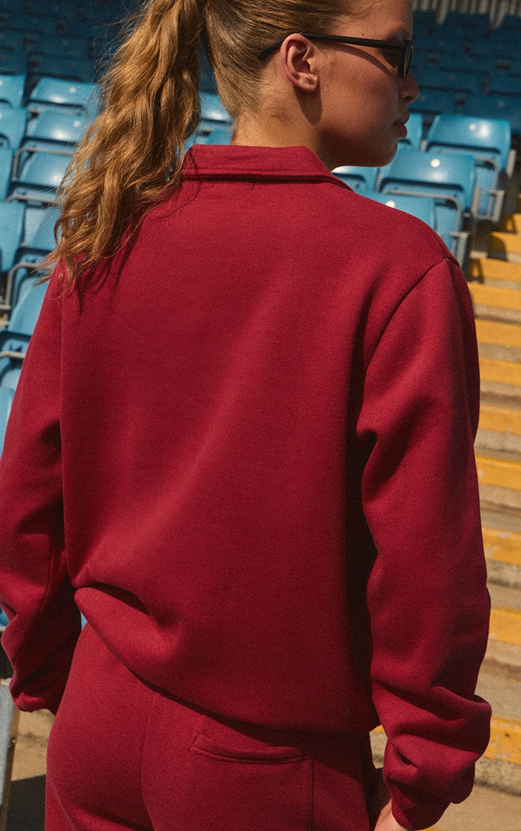 Sweat rouge imprimé "PrettyLittleThing" à col polo image 2