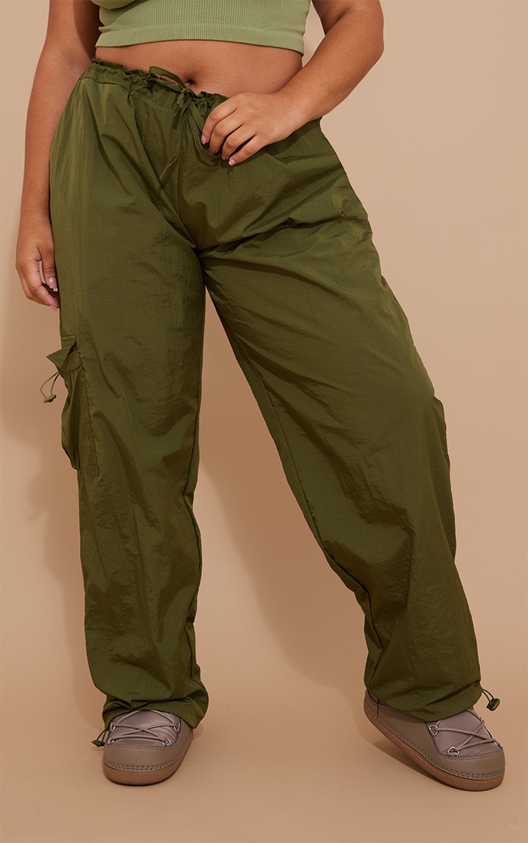 Plus Pantalon parachute cargo en nylon kaki taille basse à lien noué et ourlets resserrés image 2