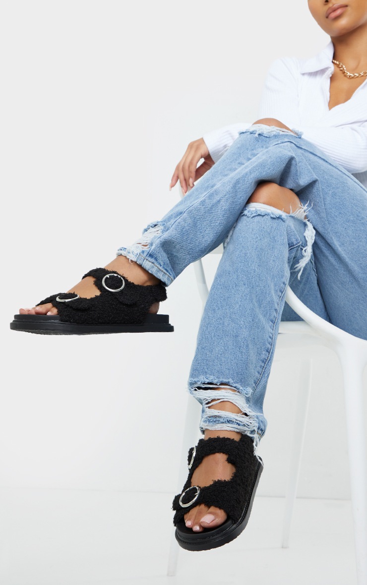 Sandales en faux mouton noires à boucles