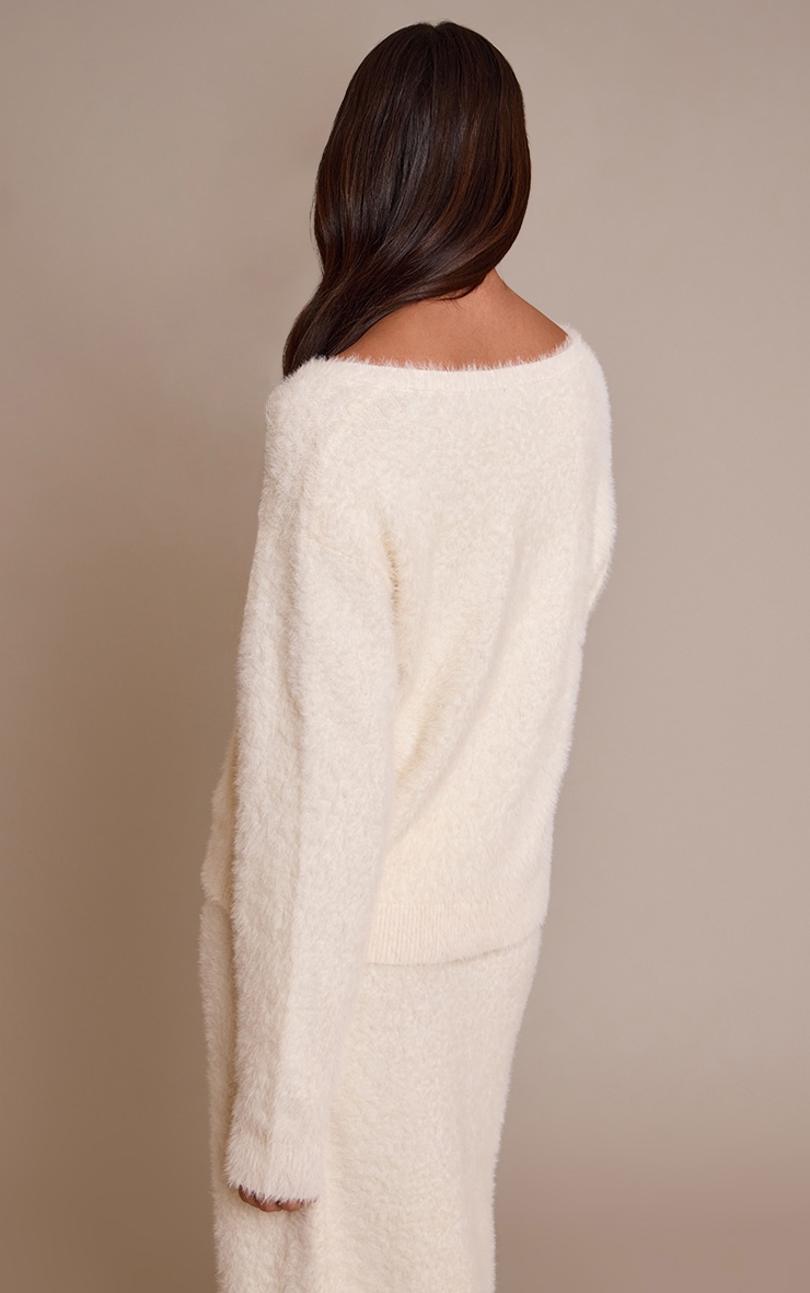 Pull oversize en maille tricot duveteuse crème à col en V image 2